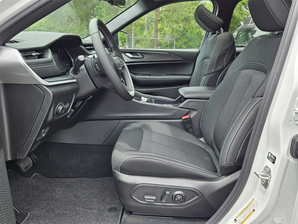 2025 Jeep Grand Cherokee GRAND CHEROKEE LAREDO X 4X2