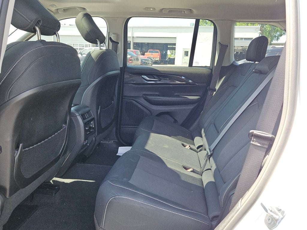 2023 Jeep Grand Cherokee Laredo 4x4