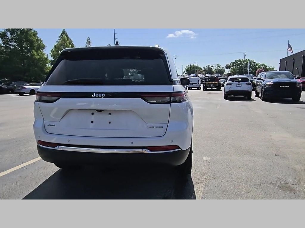 2023 Jeep Grand Cherokee Laredo 4x4