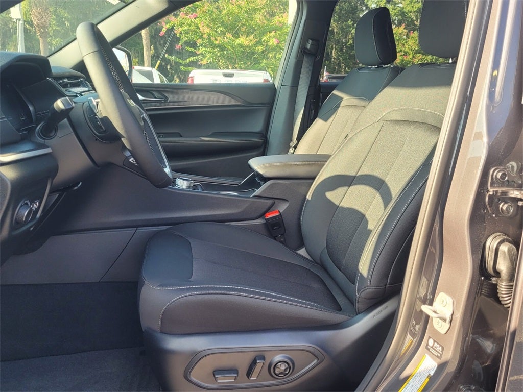 2025 Jeep Grand Cherokee GRAND CHEROKEE L LAREDO 4X2