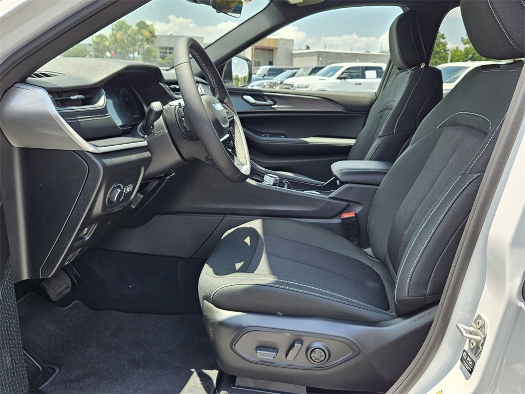 2025 Jeep Grand Cherokee GRAND CHEROKEE L LAREDO 4X2