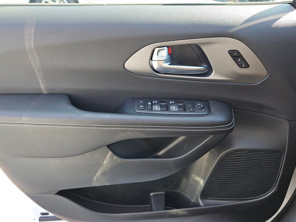 2027 Chrysler Pacifica PACIFICA SELECT
