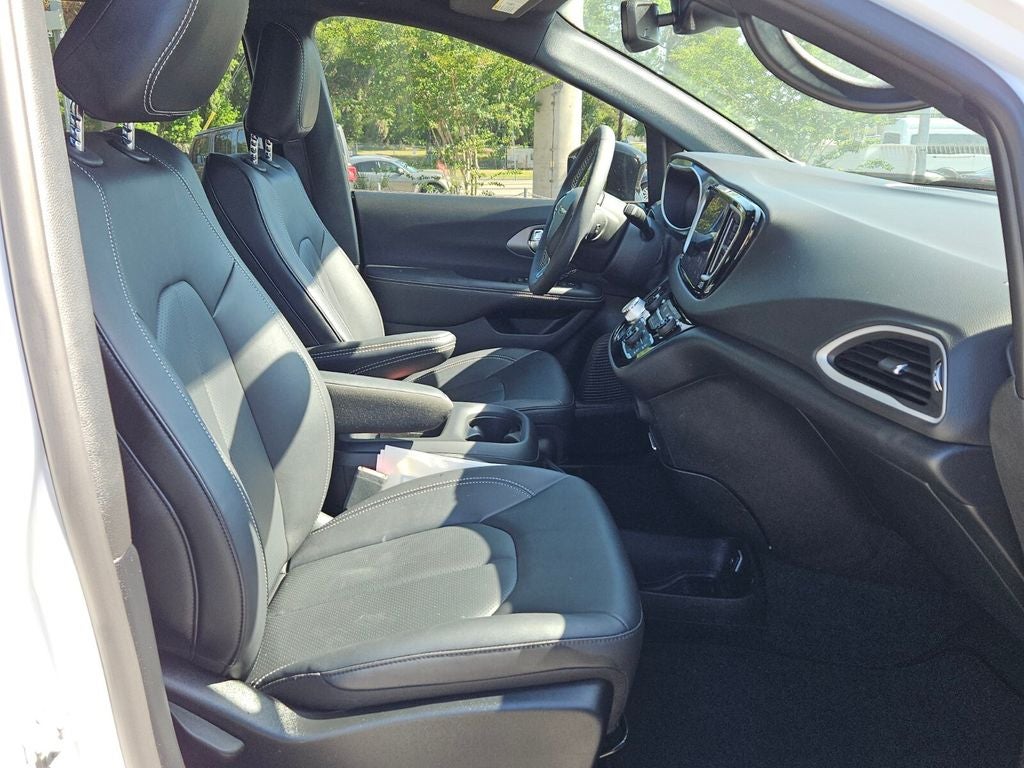 2025 Chrysler Voyager LX