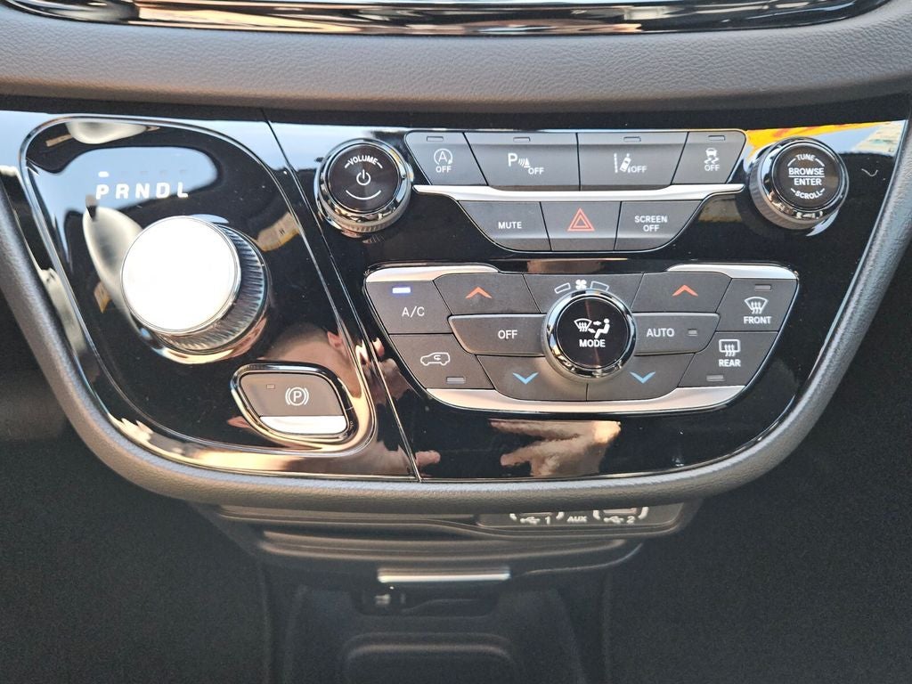 2025 Chrysler Voyager LX