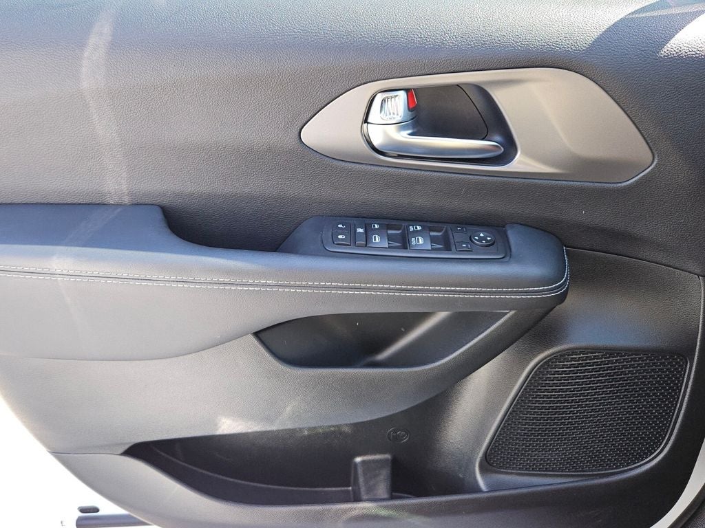 2025 Chrysler Voyager LX