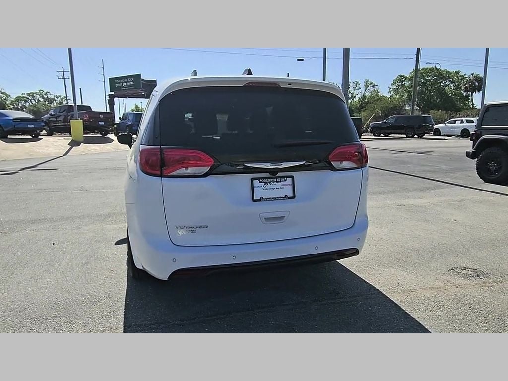 2025 Chrysler Voyager LX