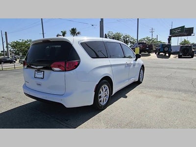 2025 Chrysler Voyager LX