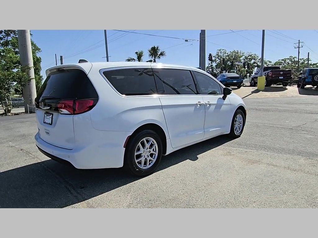 2025 Chrysler Voyager LX