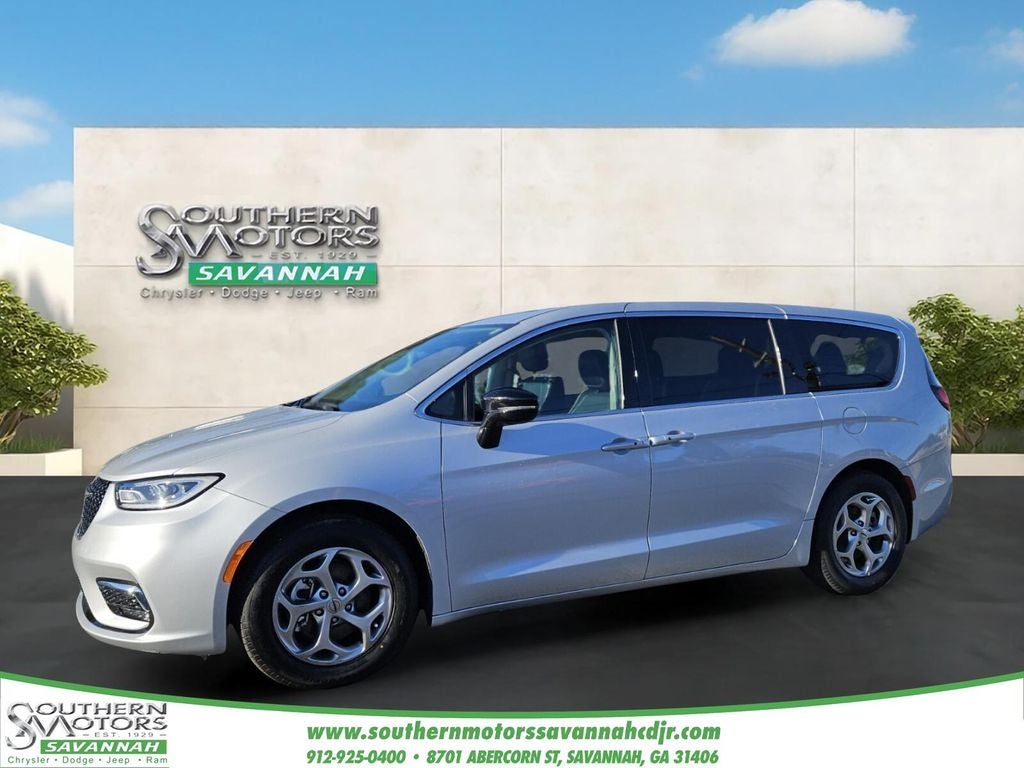 2024 Chrysler Pacifica Limited's photo