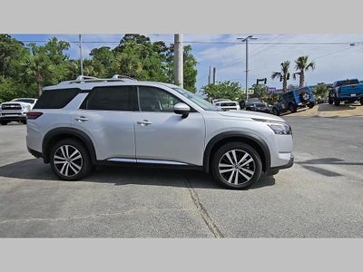 2025 Nissan Pathfinder Platinum FWD