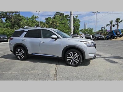 2025 Nissan Pathfinder Platinum FWD