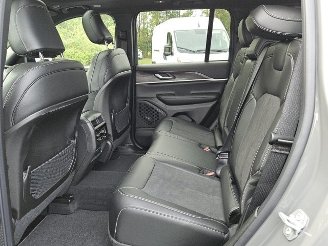 2027 Jeep Grand Cherokee GRAND CHEROKEE LAREDO ALTITUDE 4X2