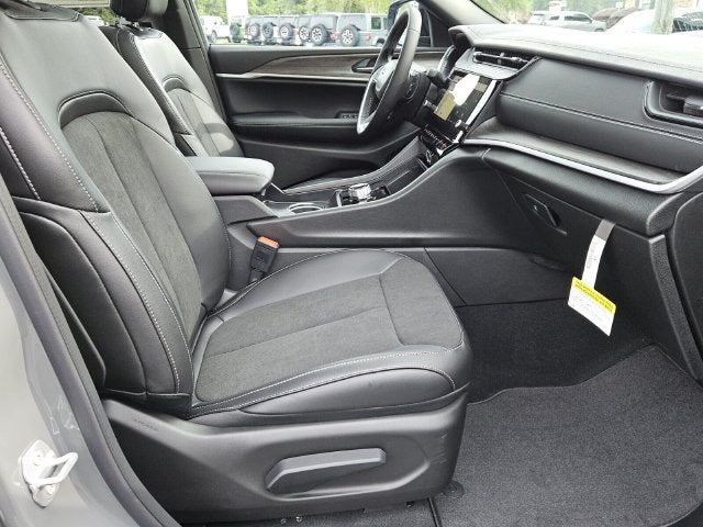 2027 Jeep Grand Cherokee GRAND CHEROKEE LAREDO ALTITUDE 4X2
